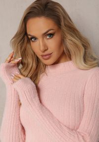 Renee - Różowy Prążkowany Sweter z Wełną i Dłuższym Włosiem Izarina. Kolor: różowy. Materiał: wełna, prążkowany. Długość: długie