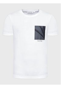 Calvin Klein T-Shirt Shadow Chest K10K110111 Biały Regular Fit. Kolor: biały. Materiał: bawełna #5