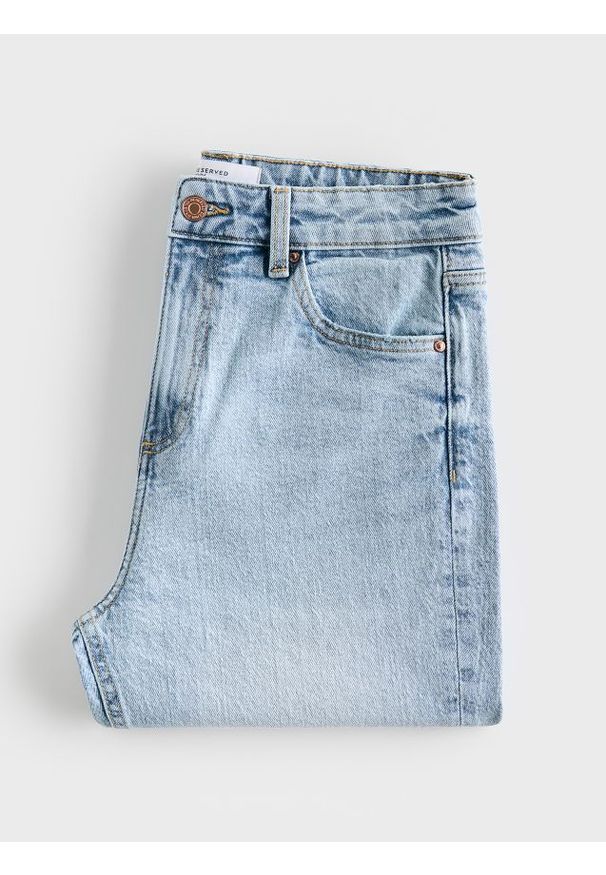 Reserved - Jeansy mom fit z krótszą nogawką - niebieski. Kolor: niebieski. Długość: krótkie