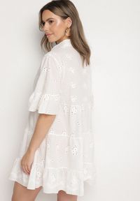Born2be - Biała Bawełniana Sukienka z Haftowanej Tkaniny o Koszulowym Kroju z Falbanami Filidwena. Okazja: na co dzień. Typ kołnierza: kołnierzyk klasyczny. Kolor: biały. Materiał: tkanina, bawełna. Wzór: haft. Typ sukienki: koszulowe. Styl: klasyczny, casual, elegancki, boho #2