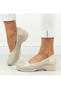 Beżowe skórzane ażurowe Polskie półbuty damskie Gregors 697. Kolor: czarny. Materiał: skóra. Szerokość cholewki: normalna. Wzór: ażurowy. Sezon: wiosna, lato. Obcas: na koturnie. Styl: elegancki, klasyczny #1