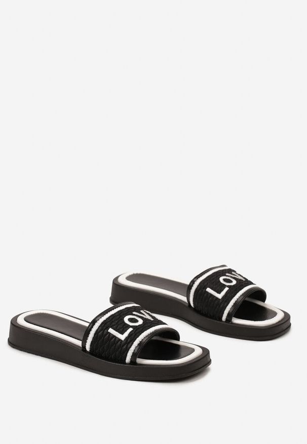 Born2be - Czarne Klapki z Kwadratowym Noskiem i Paskiem z Napisem Jeliana. Okazja: na plażę, na co dzień. Kolor: czarny. Wzór: napisy. Styl: casual, elegancki