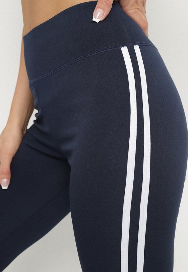 Born2be - Granatowe Legginsy z Ozdobnymi Lampasami Janiaima. Kolor: niebieski. Materiał: tkanina. Styl: klasyczny