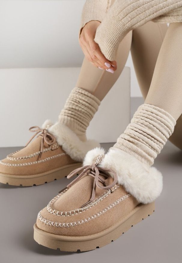 Renee - Ciemnobeżowe Śniegowce z Niską Cholewką Futerkiem i Ozdobnymi Przeszyciami Isaweda. Okazja: na spacer, na co dzień. Wysokość cholewki: przed kostkę. Kolor: beżowy. Materiał: futro. Szerokość cholewki: normalna. Styl: casual