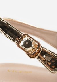 Born2be - Złote Przezroczyste Sandały VICES na Obcasie z Kwiatem 3D i Cyrkoniami Kallinaera. Zapięcie: sprzączka. Kolor: złoty. Wzór: kwiaty. Obcas: na obcasie. Styl: elegancki. Wysokość obcasa: średni #4