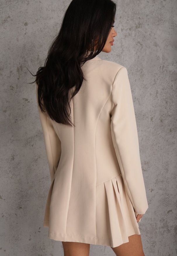 Renee - Beżowa Rozkloszowana Sukienka Marynarka VICES z Usztywnianymi Ramionami Ilarita. Okazja: na spotkanie biznesowe, do pracy. Kolor: beżowy. Styl: biznesowy