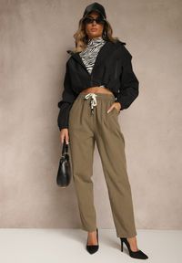 Renee - Ciemnobeżowe Spodnie z Bawełny Mom Fit Ozdobione Sznurkiem Apinella. Okazja: na co dzień. Kolor: beżowy. Materiał: bawełna. Wzór: aplikacja. Styl: casual #3