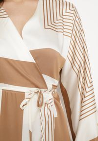 Born2be - Beżowa Sukienka Kopertowa Kimono z Geometrycznym Wzorem i Wiązanym Paskiem Klerossa. Kolor: beżowy. Materiał: materiał. Długość rękawa: długi rękaw. Wzór: geometria. Typ sukienki: kopertowe