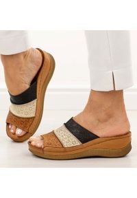 Brązowe skórzane klapki damskie na koturnie T.Sokolski 172. Okazja: na plażę, na co dzień, do pracy. Kolor: brązowy. Materiał: skóra. Sezon: wiosna, lato. Obcas: na koturnie. Styl: casual, elegancki, klasyczny, wakacyjny #1