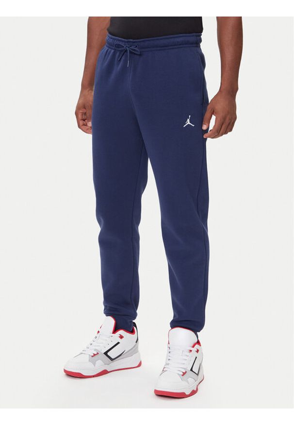 Nike Spodnie dresowe FV7277 410 Granatowy Regular Fit. Kolor: niebieski. Materiał: bawełna