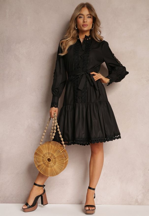 Renee - Czarna Sukienka Midi z Ażurowymi Wstawkami i Wiązanym Paskiem Hudo. Typ kołnierza: kołnierzyk stójkowy. Kolor: czarny. Wzór: ażurowy. Długość: midi