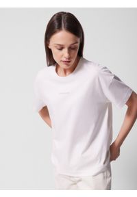 outhorn - T-shirt o kroju boxy z nadrukiem damski - złamana biel. Materiał: materiał, bawełna, dzianina. Wzór: nadruk #11