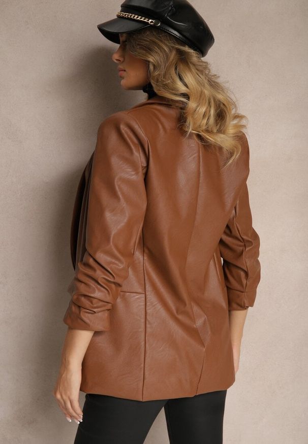 Renee - Brązowa Marynarka z Imitacji Skóry Niezapinana z Marszczonym Rękawem Libe. Okazja: na co dzień. Kolor: brązowy. Materiał: skóra. Styl: casual, elegancki