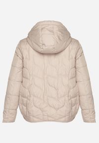 Born2be - Beżowa Pikowana Kurtka Przejściowa o Klasycznym Kroju z Kapturem Tavitte. Okazja: na co dzień, na spacer. Typ kołnierza: kaptur. Kolekcja: plus size. Kolor: beżowy. Materiał: poliester, jeans. Wzór: aplikacja. Styl: klasyczny #4