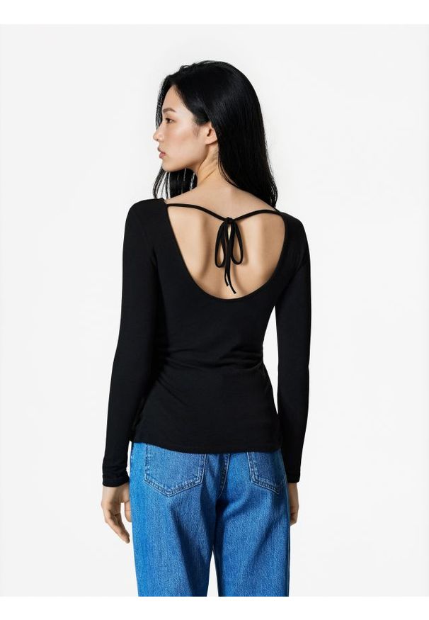 Reserved - Longsleeve z wiskozą - czarny. Kolor: czarny. Materiał: wiskoza. Długość rękawa: długi rękaw