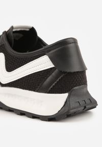 Born2be - Czarne Sneakersy z Abstrakcyjną Podeszwą z Tłoczeniem i Ozdobnymi Paskami Emaliane. Okazja: na co dzień. Zapięcie: pasek. Kolor: czarny #8