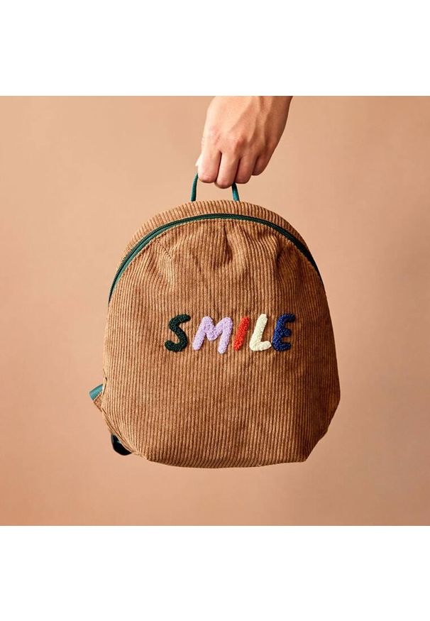 Lassig Little Gang Smile karmelowy. Materiał: materiał, sztruks. Wzór: napisy, aplikacja, paski, kolorowy