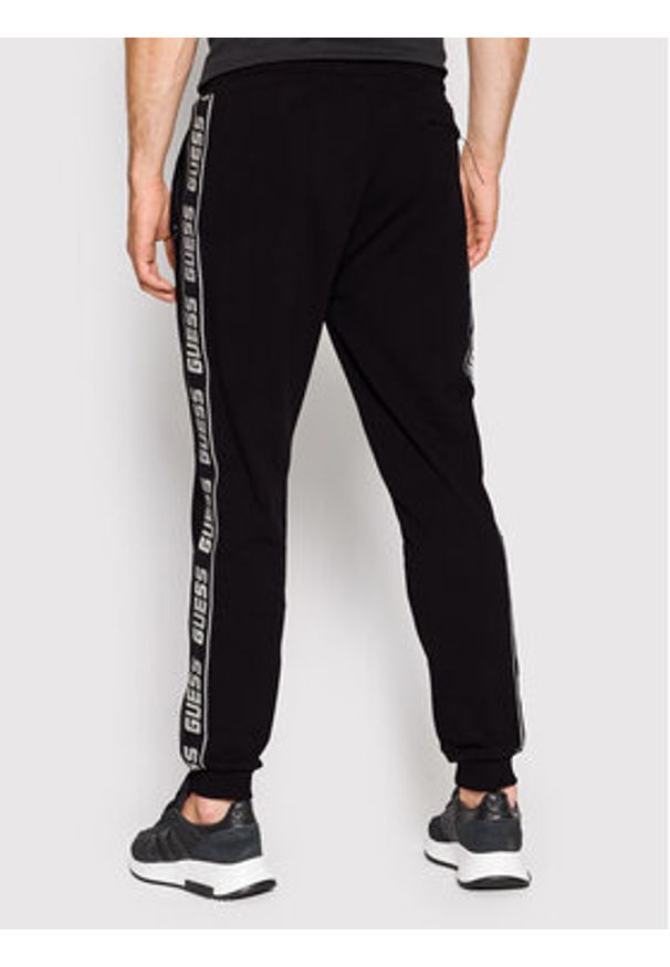 Guess Spodnie dresowe Z2YB19 K6ZS1 Czarny Regular Fit. Kolor: czarny. Materiał: bawełna