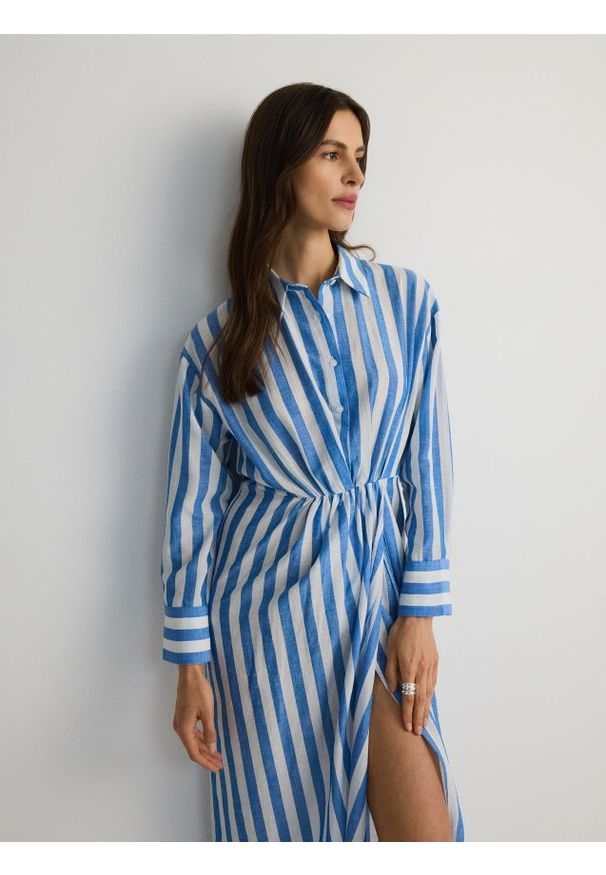 Reserved - Koszulowa sukienka midi z lyocellem - jasnoniebieski. Kolor: niebieski. Materiał: bawełna, tkanina, len. Typ sukienki: koszulowe. Długość: midi