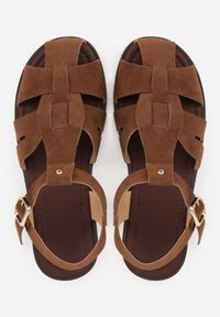 Born2be - Jasnobrązowe Sandały Gladiatorki z Imitacji Nubuku z Klamerką Belenatia. Zapięcie: pasek. Kolor: brązowy. Materiał: nubuk. Sezon: lato. Styl: klasyczny #6