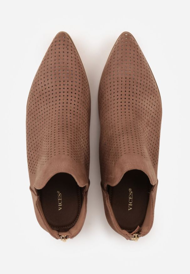 Renee - Brązowe Płaskie Botki Vices z Ażurową Cholewką Ozdobione Wycięciem Selanis. Okazja: na spotkanie biznesowe. Kolor: brązowy. Materiał: jeans. Szerokość cholewki: normalna. Wzór: ażurowy, aplikacja. Styl: biznesowy