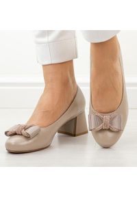 Beżowe czółenka damskie na obcasie M.Daszyński Sa281-7. Kolor: beżowy. Materiał: skóra. Szerokość cholewki: normalna. Wzór: aplikacja. Sezon: wiosna, jesień, lato. Obcas: na obcasie. Styl: elegancki, klasyczny, wizytowy. Wysokość obcasa: średni #1