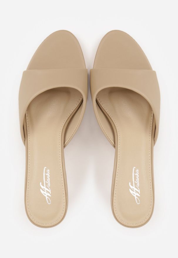 Born2be - Ciemnobeżowe Klapki na Niskiej Szpilce z Odkrytym Noskiem Cametea. Okazja: na co dzień. Nosek buta: otwarty. Kolor: beżowy. Materiał: len. Obcas: na obcasie. Styl: casual, elegancki. Wysokość obcasa: niski