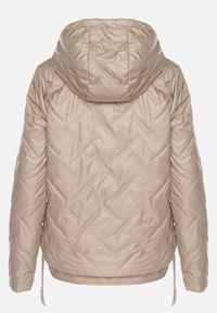 Born2be - Ciemnobeżowa Kurtka Pikowana z Odpinanym Kapturem i Ściągaczami po Bokach Nusarianis. Okazja: na co dzień, na spacer. Kolor: beżowy. Materiał: jeans. Długość rękawa: długi rękaw. Długość: długie. Styl: casual, elegancki #4