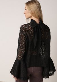 Born2be - Czarna Wiskozowa Bluzka z Koronki z Bawełną Kokardą i Rozszerzanymi Rękawami Andrice. Okazja: na randkę. Typ kołnierza: kokarda. Kolor: czarny. Materiał: wiskoza, bawełna, koronka. Wzór: koronka. Styl: klasyczny #2