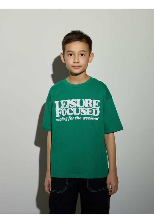 Reserved - T-shirt z nadrukiem - zielony. Kolor: zielony. Materiał: dzianina, bawełna. Wzór: nadruk