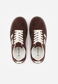 Renee - Brązowe Sneakersy Klasyczne Tenisówki na Grubej Podeszwie z Koturnem Adessia. Okazja: na spacer, na co dzień. Kolor: brązowy. Materiał: jeans. Obcas: na koturnie. Sport: turystyka piesza #6