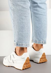 Renee - Białe Sneakersy Ozdobione Geometrycznym Motywem Zdivena. Okazja: na co dzień. Zapięcie: bez zapięcia. Kolor: biały. Materiał: jeans. Wzór: geometria, aplikacja. Sezon: lato, wiosna. Obcas: na platformie #5