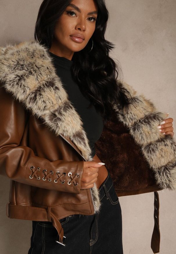 Renee - Brązowa Kurtka Ramoneska z Kapturem z Futrem z Możliwością Odpięcia Aplinna. Okazja: na co dzień. Typ kołnierza: kaptur. Kolor: brązowy. Materiał: futro. Styl: casual