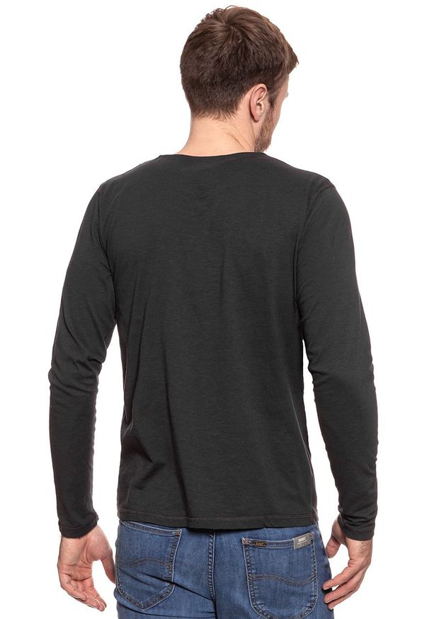 Wrangler - LONGSLEEVE WRANGLER PEAK TEE PHANTOM W7B09DE16. Długość rękawa: długi rękaw. Wzór: nadruk