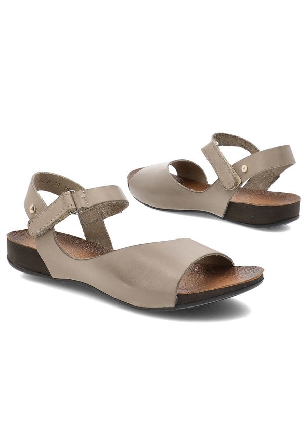 Szare Sandały Armodo Płaskie Obuwie Damskie. Okazja: na co dzień. Zapięcie: pasek. Kolor: szary. Materiał: skóra. Sezon: lato. Obcas: na płaskiej podeszwie. Styl: casual, klasyczny, elegancki