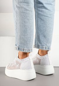 Renee - Białe Ażurowe Sneakersy Vices na Platformie Halvisa. Okazja: na co dzień. Kolor: biały. Materiał: jeans. Wzór: ażurowy. Obcas: na platformie