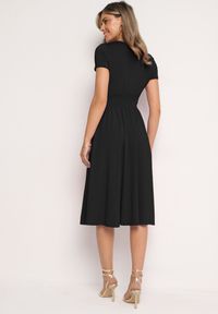 Born2be - Czarna Taliowana Sukienka z Dekoltem na Zakładkę Quimadea. Okazja: na spotkanie biznesowe. Kolor: czarny. Materiał: materiał. Wzór: aplikacja. Styl: elegancki, biznesowy #5