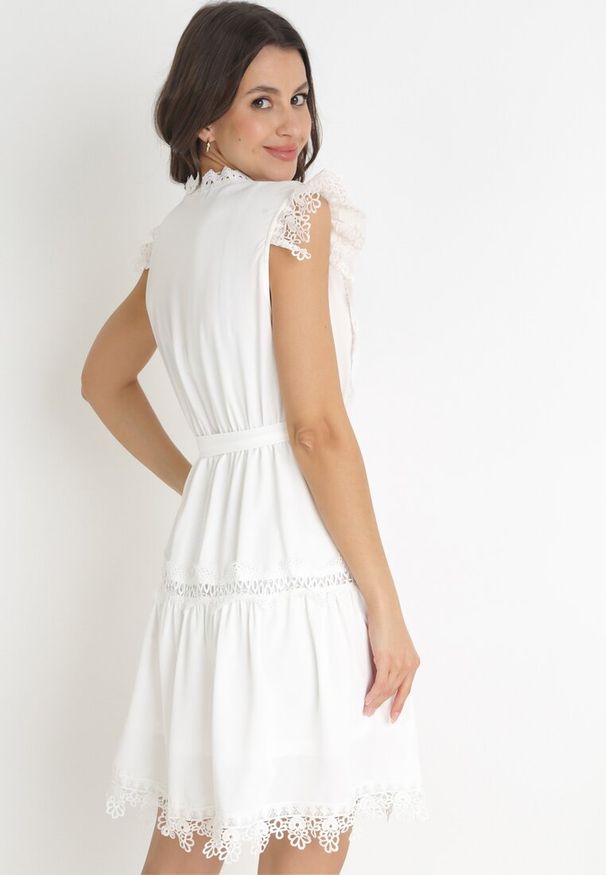 Born2be - Biała Rozkloszowana Sukienka Mini z Koronką i Wiązanym Paskiem Wikeen. Kolor: biały. Materiał: koronka. Wzór: koronka. Długość: mini
