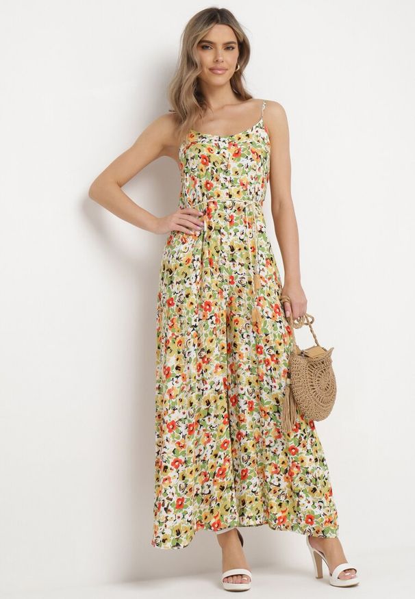 Born2be - Zielony Kombinezon w Kwiatowy Wzór z Szerokimi Nogawkami i Sznurkiem w Talii Celiana. Kolor: zielony. Materiał: wiskoza. Długość rękawa: na ramiączkach. Wzór: kwiaty. Sezon: lato. Styl: boho