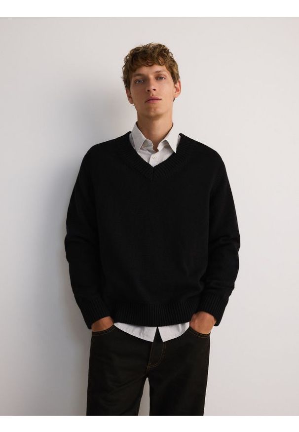 Reserved - Bawełniany sweter oversize - czarny. Kolor: czarny. Materiał: bawełna
