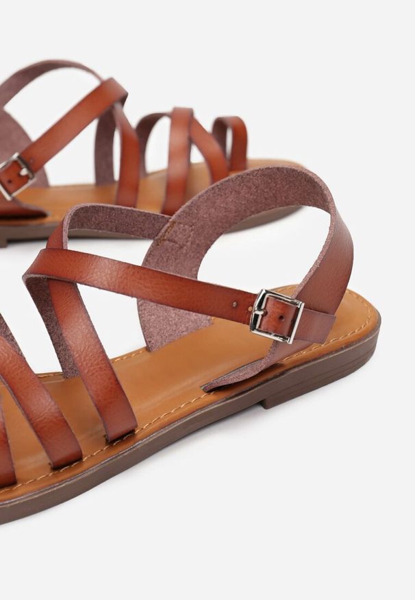 Born2be - Brązowe Sandały Hinohre. Zapięcie: klamry. Kolor: brązowy. Materiał: guma. Obcas: na płaskiej podeszwie. Styl: klasyczny