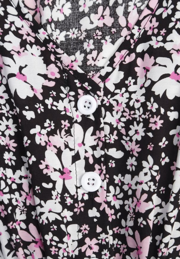 Born2be - Czarna Bawełniana Sukienka w Kwiatki z Gumką w Talii i Guzikami Ronalika. Okazja: na co dzień. Typ kołnierza: dekolt w serek. Kolor: czarny. Materiał: bawełna. Wzór: kwiaty. Typ sukienki: rozkloszowane. Styl: elegancki, klasyczny, casual