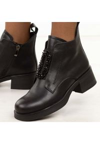 Czarne skórzane botki damskie DiA 52-869. Okazja: na co dzień, do pracy. Nosek buta: okrągły. Kolor: czarny. Szerokość cholewki: normalna. Wzór: aplikacja. Materiał: skóra. Sezon: zima, jesień. Obcas: na obcasie. Styl: klasyczny, casual, elegancki. Wysokość obcasa: niski #1