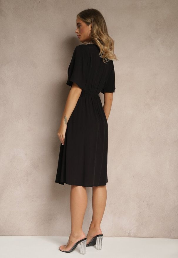 Renee - Czarna Rozkloszowana Sukienka z Bawełnianej Tkaniny Lirioneae. Okazja: na co dzień. Typ kołnierza: dekolt w kształcie V. Kolor: czarny. Materiał: bawełna, tkanina. Styl: klasyczny, casual, elegancki