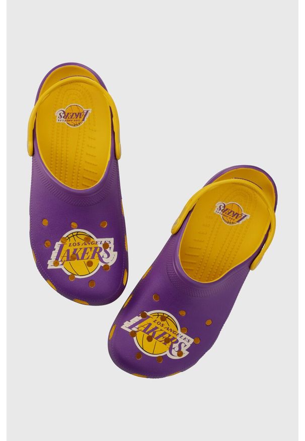 Crocs klapki NBA Los Angeles Lakers Classic Clog kolor fioletowy 208650. Kolor: fioletowy. Materiał: materiał
