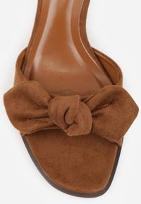 Renee - Brązowe Klapki na Szpilce VICES Ozdobione z Przodu Kokardą Adneiros. Okazja: na imprezę. Kolor: brązowy. Materiał: satyna. Wzór: aplikacja. Obcas: na szpilce #3