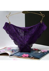 Intica - Figi koronkowe biodrówki z delikatnej koronki Guillermina. Stan: obniżony. Kolor: fioletowy. Materiał: koronka. Wzór: koronka