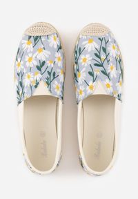 Renee - Niebieskie Espadryle Ozdobione Kwiatowym Haftem i Plecionką Kiranth. Okazja: na co dzień. Kolor: niebieski. Materiał: jeans. Wzór: aplikacja, haft, kwiaty. Sezon: lato. Styl: casual, elegancki #6