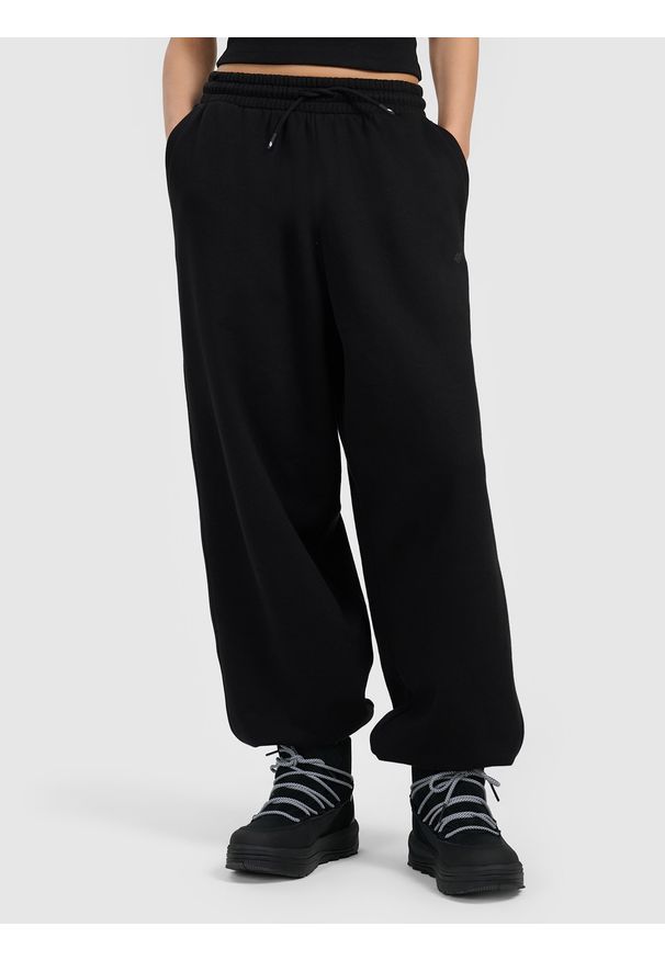 4f - 4F Spodnie dresowe joggery damskie - czarne M. Kolor: czarny. Materiał: dresówka. Sport: turystyka piesza