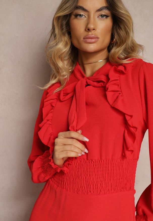 Renee - Czerwona Maxi Sukienka Rozkloszowana z Falbankami i Wiązaniem przy Dekolcie Pallam. Typ kołnierza: kołnierz z falbankami. Kolor: czerwony. Długość: maxi